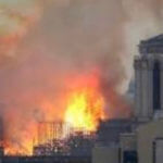 【メ】パリのノートルダム寺院が火災！！！！